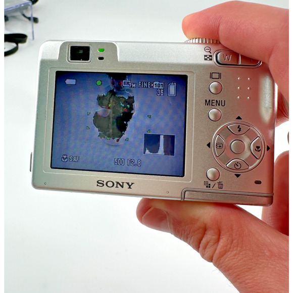 Sony Cybershot DSC-W7 7.2MP Digital Camera w/ Memory Stick & Carry Case - Picture 6 of 9